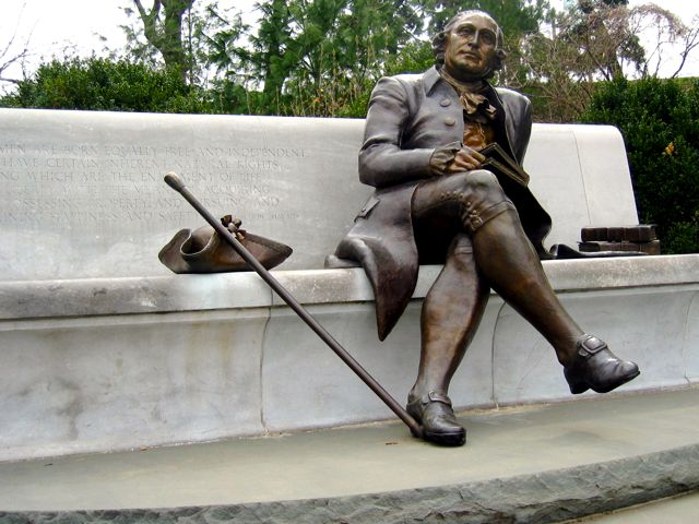 A statue of George Mason.