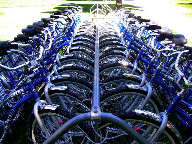 A rack of identical Huffy Santa Fe bicycles on the U of M campus.